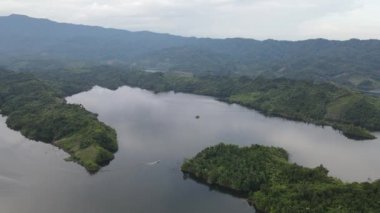 Milford Ses ve Kuşkulu Ses 'in Dağları ve Fiyortları, Yeni Zelanda. Bengoh Vadisi, Sarawak.