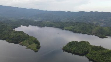 Milford Ses ve Kuşkulu Ses 'in Dağları ve Fiyortları, Yeni Zelanda. Bengoh Vadisi, Sarawak.
