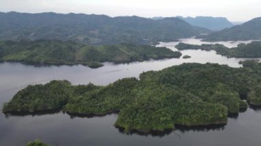 Milford Ses ve Kuşkulu Ses 'in Dağları ve Fiyortları, Yeni Zelanda. Bengoh Vadisi, Sarawak.