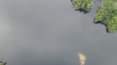 Milford Ses ve Kuşkulu Ses 'in Dağları ve Fiyortları, Yeni Zelanda. Bengoh Vadisi, Sarawak.