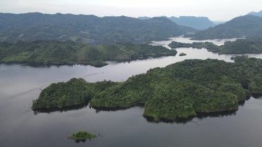 Milford Ses ve Kuşkulu Ses 'in Dağları ve Fiyortları, Yeni Zelanda. Bengoh Vadisi, Sarawak.