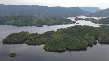 Milford Ses ve Kuşkulu Ses 'in Dağları ve Fiyortları, Yeni Zelanda. Bengoh Vadisi, Sarawak.