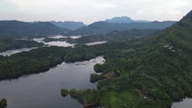 Milford Ses ve Kuşkulu Ses 'in Dağları ve Fiyortları, Yeni Zelanda. Bengoh Vadisi, Sarawak.