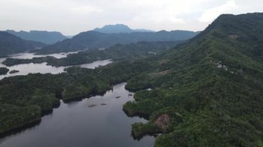 Milford Ses ve Kuşkulu Ses 'in Dağları ve Fiyortları, Yeni Zelanda. Bengoh Vadisi, Sarawak.