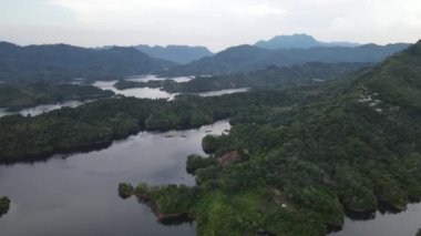 Milford Ses ve Kuşkulu Ses 'in Dağları ve Fiyortları, Yeni Zelanda. Bengoh Vadisi, Sarawak.