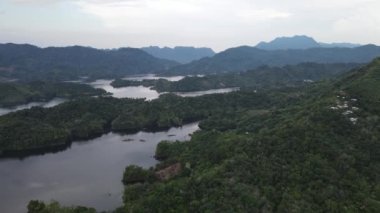 Milford Ses ve Kuşkulu Ses 'in Dağları ve Fiyortları, Yeni Zelanda. Bengoh Vadisi, Sarawak.