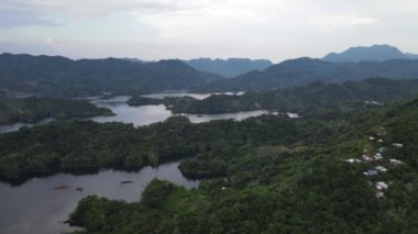 Milford Ses ve Kuşkulu Ses 'in Dağları ve Fiyortları, Yeni Zelanda. Bengoh Vadisi, Sarawak.