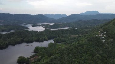 Milford Ses ve Kuşkulu Ses 'in Dağları ve Fiyortları, Yeni Zelanda. Bengoh Vadisi, Sarawak.