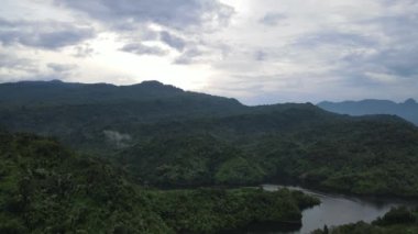 Milford Ses ve Kuşkulu Ses 'in Dağları ve Fiyortları, Yeni Zelanda. Bengoh Vadisi, Sarawak.