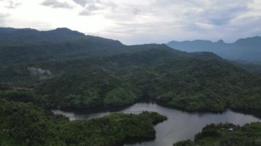 Milford Ses ve Kuşkulu Ses 'in Dağları ve Fiyortları, Yeni Zelanda. Bengoh Vadisi, Sarawak.