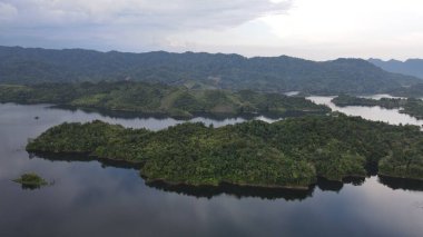 Milford Ses ve Kuşkulu Ses 'in Dağları ve Fiyortları, Yeni Zelanda. Bengoh Vadisi, Sarawak.