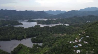 Milford Ses ve Kuşkulu Ses 'in Dağları ve Fiyortları, Yeni Zelanda. Bengoh Vadisi, Sarawak.