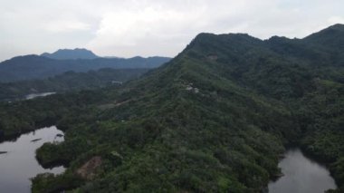 Milford Ses ve Kuşkulu Ses 'in Dağları ve Fiyortları, Yeni Zelanda. Bengoh Vadisi, Sarawak.