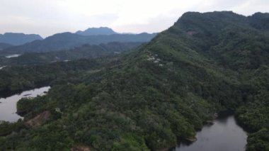 Milford Ses ve Kuşkulu Ses 'in Dağları ve Fiyortları, Yeni Zelanda. Bengoh Vadisi, Sarawak.