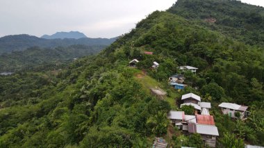 Milford Ses ve Kuşkulu Ses 'in Dağları ve Fiyortları, Yeni Zelanda. Bengoh Vadisi, Sarawak.
