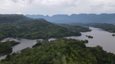Milford Ses ve Kuşkulu Ses 'in Dağları ve Fiyortları, Yeni Zelanda. Bengoh Vadisi, Sarawak.