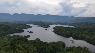 Milford Ses ve Kuşkulu Ses 'in Dağları ve Fiyortları, Yeni Zelanda. Bengoh Vadisi, Sarawak.