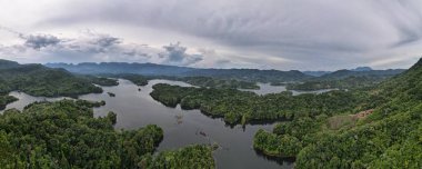 Milford Ses ve Kuşkulu Ses 'in Dağları ve Fiyortları, Yeni Zelanda. Bengoh Vadisi, Sarawak.