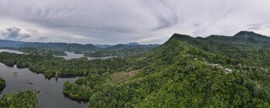 Milford Ses ve Kuşkulu Ses 'in Dağları ve Fiyortları, Yeni Zelanda. Bengoh Vadisi, Sarawak.