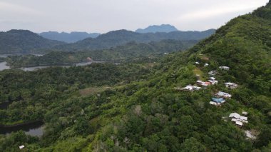 Milford Ses ve Kuşkulu Ses 'in Dağları ve Fiyortları, Yeni Zelanda. Bengoh Vadisi, Sarawak.