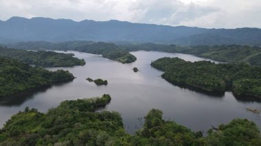 Milford Ses ve Kuşkulu Ses 'in Dağları ve Fiyortları, Yeni Zelanda. Bengoh Vadisi, Sarawak.