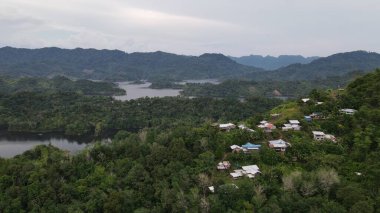 Milford Ses ve Kuşkulu Ses 'in Dağları ve Fiyortları, Yeni Zelanda. Bengoh Vadisi, Sarawak.