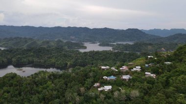 Milford Ses ve Kuşkulu Ses 'in Dağları ve Fiyortları, Yeni Zelanda. Bengoh Vadisi, Sarawak.