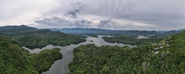 Milford Ses ve Kuşkulu Ses 'in Dağları ve Fiyortları, Yeni Zelanda. Bengoh Vadisi, Sarawak.