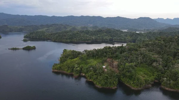 Milford Ses ve Kuşkulu Ses 'in Dağları ve Fiyortları, Yeni Zelanda. Bengoh Vadisi, Sarawak.