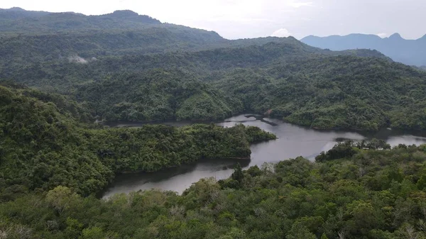 Milford Ses ve Kuşkulu Ses 'in Dağları ve Fiyortları, Yeni Zelanda. Bengoh Vadisi, Sarawak.