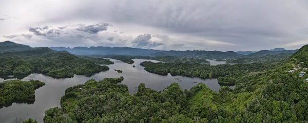 Milford Ses ve Kuşkulu Ses 'in Dağları ve Fiyortları, Yeni Zelanda. Bengoh Vadisi, Sarawak.