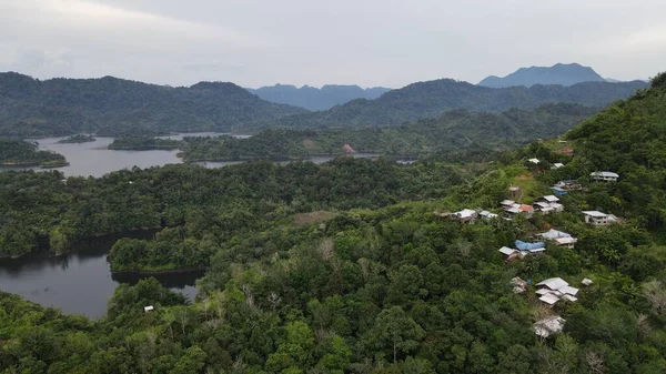 Milford Ses ve Kuşkulu Ses 'in Dağları ve Fiyortları, Yeni Zelanda. Bengoh Vadisi, Sarawak.