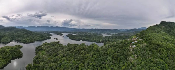 Milford Ses ve Kuşkulu Ses 'in Dağları ve Fiyortları, Yeni Zelanda. Bengoh Vadisi, Sarawak.
