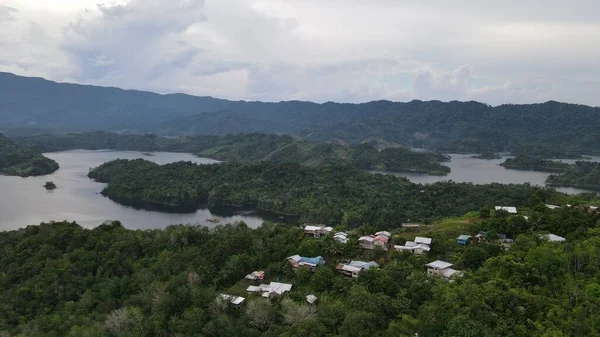 Milford Ses ve Kuşkulu Ses 'in Dağları ve Fiyortları, Yeni Zelanda. Bengoh Vadisi, Sarawak.
