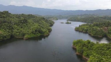 Milford Ses ve Kuşkulu Ses 'in Dağları ve Fiyortları, Yeni Zelanda. Bengoh Vadisi, Sarawak.
