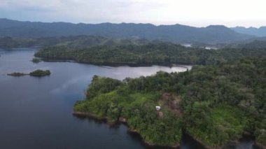 Milford Ses ve Kuşkulu Ses 'in Dağları ve Fiyortları, Yeni Zelanda. Bengoh Vadisi, Sarawak.