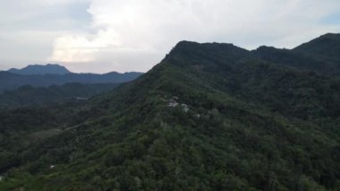 Milford Ses ve Kuşkulu Ses 'in Dağları ve Fiyortları, Yeni Zelanda. Bengoh Vadisi, Sarawak.