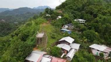 Milford Ses ve Kuşkulu Ses 'in Dağları ve Fiyortları, Yeni Zelanda. Bengoh Vadisi, Sarawak.
