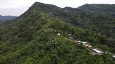 Milford Ses ve Kuşkulu Ses 'in Dağları ve Fiyortları, Yeni Zelanda. Bengoh Vadisi, Sarawak.