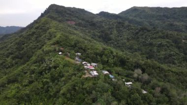 Milford Ses ve Kuşkulu Ses 'in Dağları ve Fiyortları, Yeni Zelanda. Bengoh Vadisi, Sarawak.