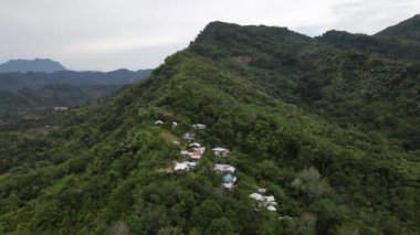 Milford Ses ve Kuşkulu Ses 'in Dağları ve Fiyortları, Yeni Zelanda. Bengoh Vadisi, Sarawak.