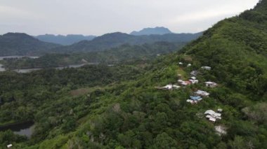 Milford Ses ve Kuşkulu Ses 'in Dağları ve Fiyortları, Yeni Zelanda. Bengoh Vadisi, Sarawak.