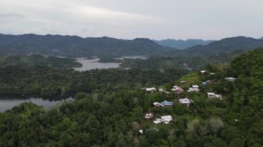 Milford Ses ve Kuşkulu Ses 'in Dağları ve Fiyortları, Yeni Zelanda. Bengoh Vadisi, Sarawak.
