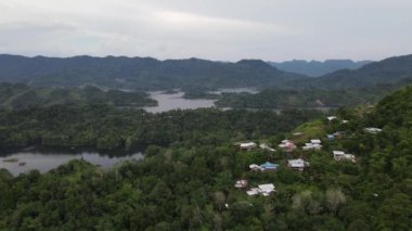 Milford Ses ve Kuşkulu Ses 'in Dağları ve Fiyortları, Yeni Zelanda. Bengoh Vadisi, Sarawak.