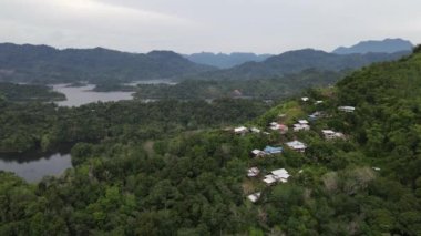 Milford Ses ve Kuşkulu Ses 'in Dağları ve Fiyortları, Yeni Zelanda. Bengoh Vadisi, Sarawak.