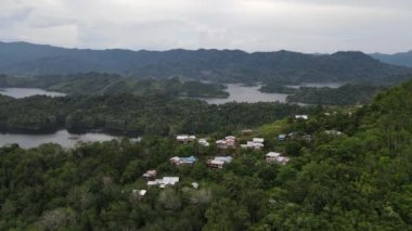 Milford Ses ve Kuşkulu Ses 'in Dağları ve Fiyortları, Yeni Zelanda. Bengoh Vadisi, Sarawak.