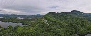 Milford Ses ve Kuşkulu Ses 'in Dağları ve Fiyortları, Yeni Zelanda. Bengoh Vadisi, Sarawak.