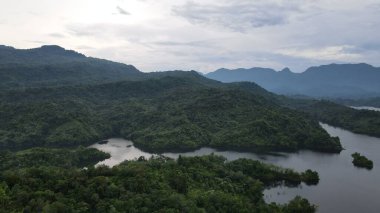 Milford Ses ve Kuşkulu Ses 'in Dağları ve Fiyortları, Yeni Zelanda. Bengoh Vadisi, Sarawak.