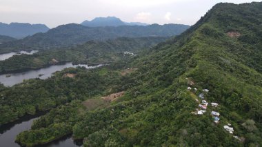 Milford Ses ve Kuşkulu Ses 'in Dağları ve Fiyortları, Yeni Zelanda. Bengoh Vadisi, Sarawak.