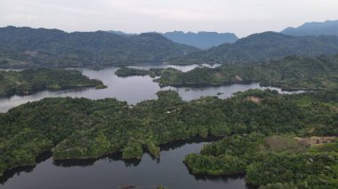 Milford Ses ve Kuşkulu Ses 'in Dağları ve Fiyortları, Yeni Zelanda. Bengoh Vadisi, Sarawak.